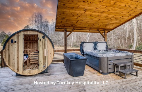 Mineral Bluff Cabin | Creekside Luxe, Modern & Secluded Cold Plunge, Sauna, Peloton & Weights