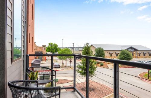 New Braunfels House | Creekside Modern - Condo for 4