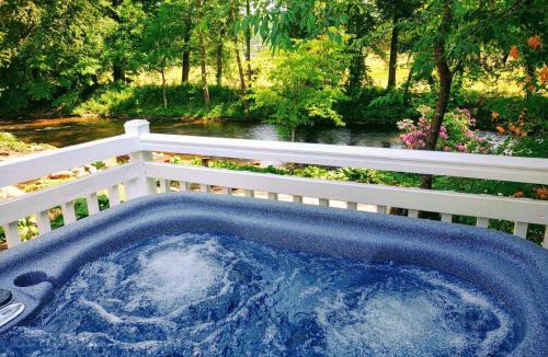 Bryson City House | Creekside Quarters, Modern Farmhouse, Deep Creek your Backyard Oasis, Hot Tub, Covered Porch, Ping Pong, Fire Pit, Outdoor Games, Close to Town & Entrance to National Park