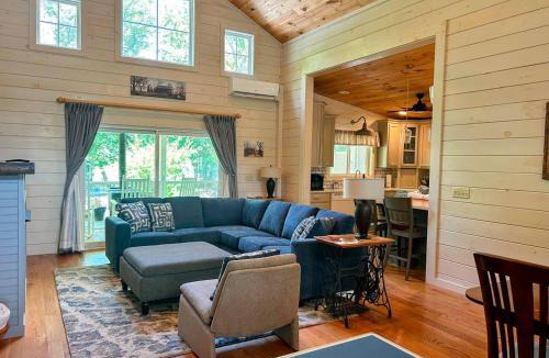 Bryson City House | Creekside Quarters, Modern Farmhouse, Deep Creek your Backyard Oasis, Hot Tub, Covered Porch, Ping Pong, Fire Pit, Outdoor Games, Close to Town & Entrance to National Park