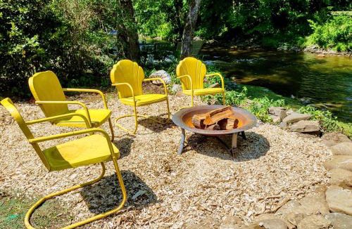 Bryson City House | Creekside Quarters, Modern Farmhouse, Deep Creek your Backyard Oasis, Hot Tub, Covered Porch, Ping Pong, Fire Pit, Outdoor Games, Close to Town & Entrance to National Park