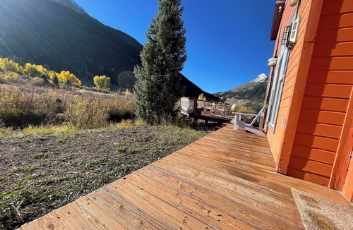 Silverton House | Creekside Side Pet Friendly Retreat