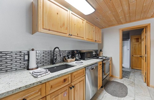 Fall River Estates Apartment | Creekside Suites 01 by Estes Park Condos