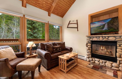 Fall River Estates Apartment | Creekside Suites 05 by Estes Park Condos