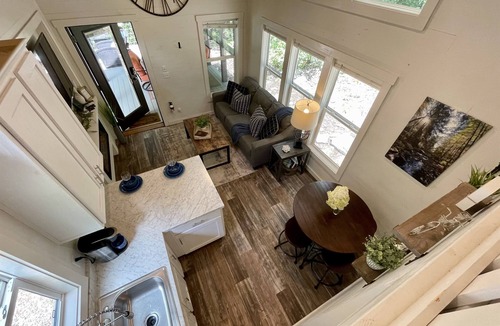 Monteagle House | Creekside Tiny house in fantastic Monteagle! Quick hike to waterfall!