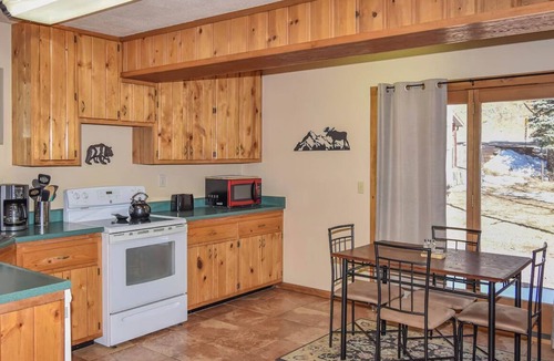 Cascade-Chipita Park Cabin | Creekside Grizzly Lodge Retreat with Hot Tub, King Bed, & Sleeps-8