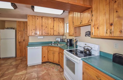 Cascade-Chipita Park Cabin | Creekside Grizzly Lodge Retreat with Hot Tub, King Bed, & Sleeps-8