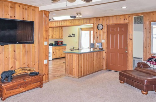 Cascade-Chipita Park Cabin | Creekside Grizzly Lodge Retreat with Hot Tub, King Bed, & Sleeps-8