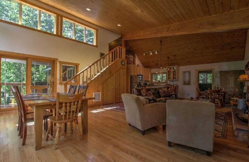 Red Lodge House | Creekside Wolf Cabin- On The River- Close to Town