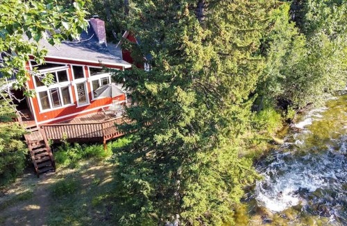 Red Lodge House | Creekside Wolf Cabin- On The River- Close to Town