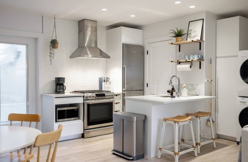 Crescent Beach Cottage | Crescent Heights Laneway Cottage