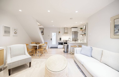 Crescent Beach Cottage | Crescent Heights Laneway Cottage