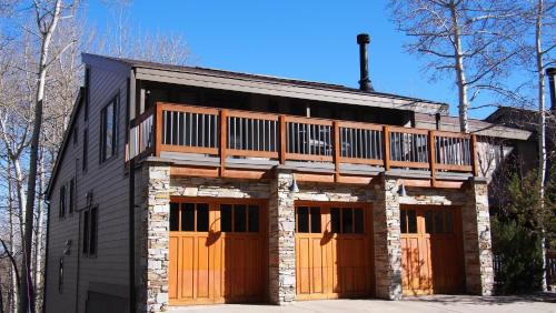 North Park City Apartment | Crescent Ridge by White Pines