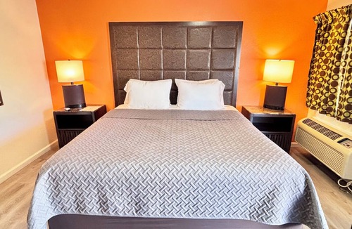 Corona Hotel | Crest Motel