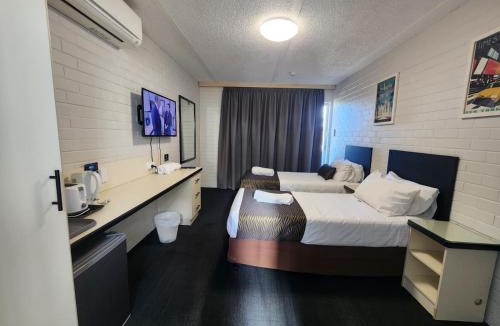 Queanbeyan Hotel | Crest Motor Inn