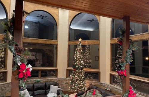 Pigeon Forge Villa | Crestview Estate 5 acres-heated pool-5min to strip
