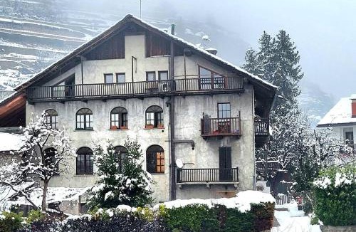 Saint-Pierre Apartment | Cretallaz - Rustic chic with castle view, free parking and WiFi
