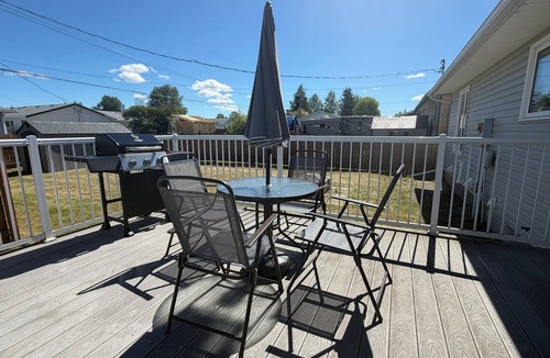 Thompson House | Crew-Friendly 4BR, 2 Living Areas, Free Parking