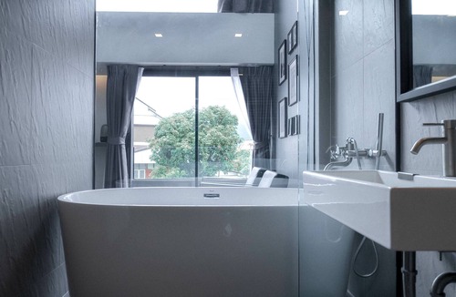 Wua Lai Hotel | CREW Hotel