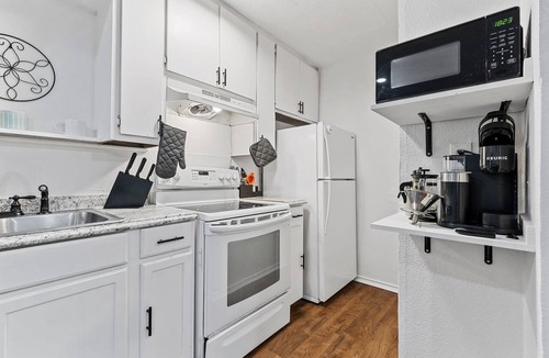 University House | Crew Suite: 2BR/2BA | Laundry | Pets l Yard l Easy