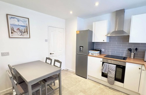 Fleetwood Apartment | Crews Cabin Summary:
