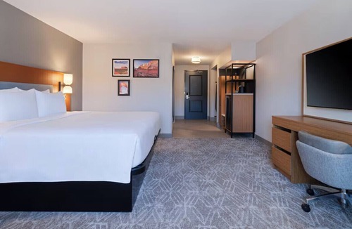 Moab Hotel | Crimson Cliffs Lodge King Suite Pool/Gym/Breakfast