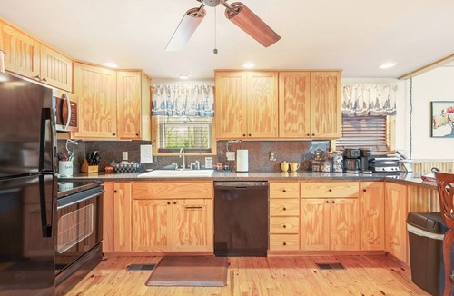 Schellsburg Cabin | Crimson Pine 2 Kings Firepit 11mi to ATV Park