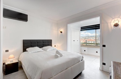 Cannes City Centre Apartment | Croisette sea view