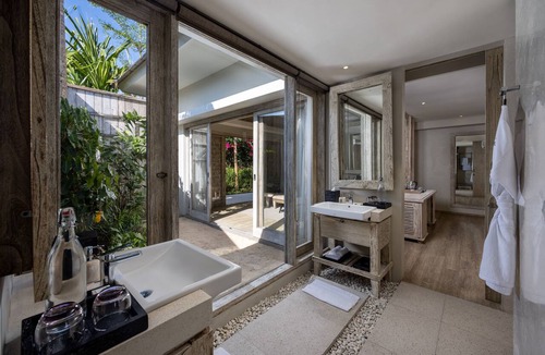 Jimbaran Hotel | Cross Bali Breakers