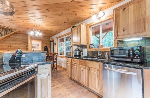 Sautee Nacoochee House | CROSS CREEK HIDEAWAY | MOUNTAINS | PET FRIENDLY