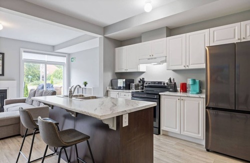 The Blue Mountains Villa | Crosswinds Retreat: Steps to Blue Mtn for 8 Guests