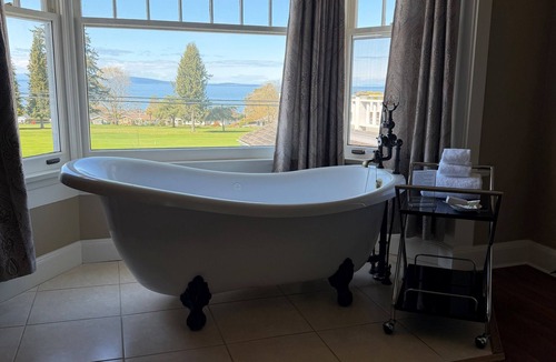 Regional District of Nanaimo Hotel | Crown Mansion Boutique Hotel & Villas