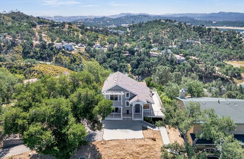 Oak Shores House | Crows Nest With A View - Hilltop Lake Retreat with Panoramic Views