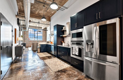 Brazos Condo | Crusader Bear Hut- Downtown Waco- Steps To The Silos