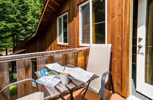 Enumclaw House | Crystal Rainier Retreat
