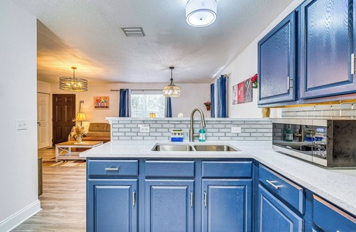 Crystal River Cottage | Crystal River Getaway w/Hot Tub & Fire Pit!