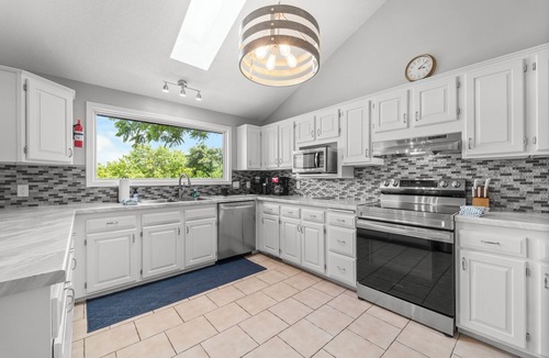Linn Creek House | Crystal Springs - Lakefront with Hot Tub!