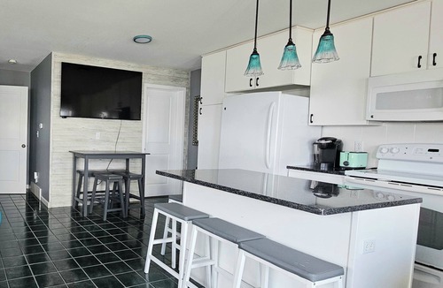 Crystal Cottage | Crystal Water's Edge Cottage-WATERFRONT! Perfect for 2 families!