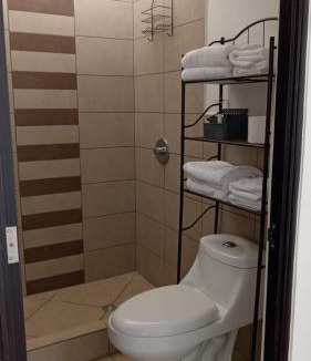 Ciudad Vieja House | cuarto en senderos comendador con baño privado