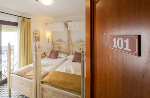 Tolox Bed & Breakfast | Cubo's Hostal La Plaza FAMILY with Breakfast
