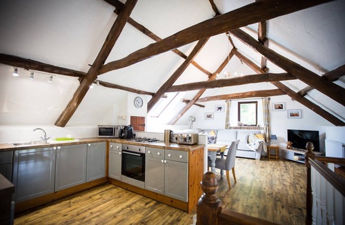 Kingswear Cottage | Cuckoo's Nest - Dog Friendly Cottage with a hot tub sleeping 6-8