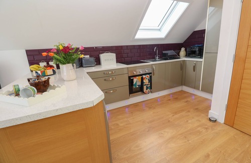 Mabe Cottage | CUCKOO'S REST, romantic, with a garden in Penryn
