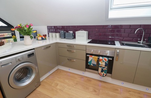 Mabe Cottage | CUCKOO'S REST, romantic, with a garden in Penryn