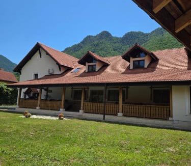 Brezoi House | Cuib de Munte