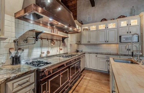 Hope Apartment | Curated Retreat w/Dock, Spa Suites & Chef’s Kitchen