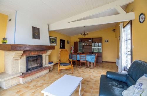 Jonzac House | Cure or vacation a quiet house with a view of the castle