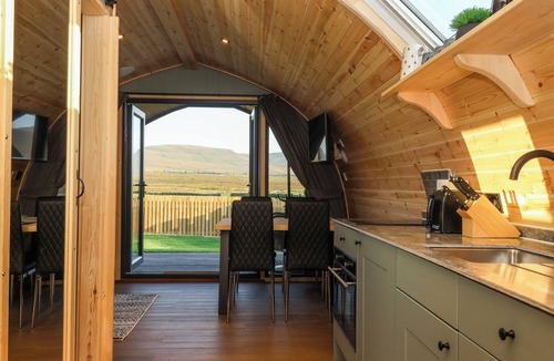 Yockenthwaite Cottage | CURLEW, pet friendly, with hot tub in Ingleton