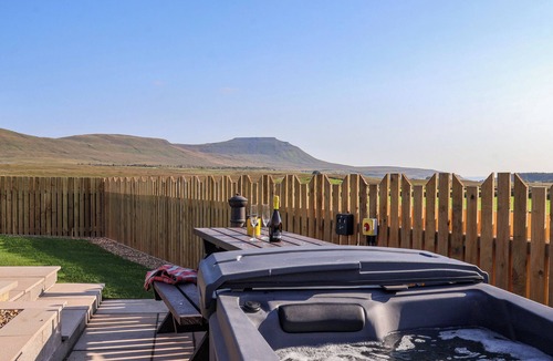 Yockenthwaite Cottage | CURLEW, pet friendly, with hot tub in Ingleton