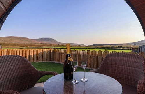 Yockenthwaite Cottage | CURLEW, pet friendly, with hot tub in Ingleton