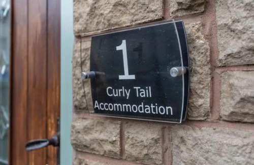 Bishops Castle Hotel | Curly Tail Accommodation